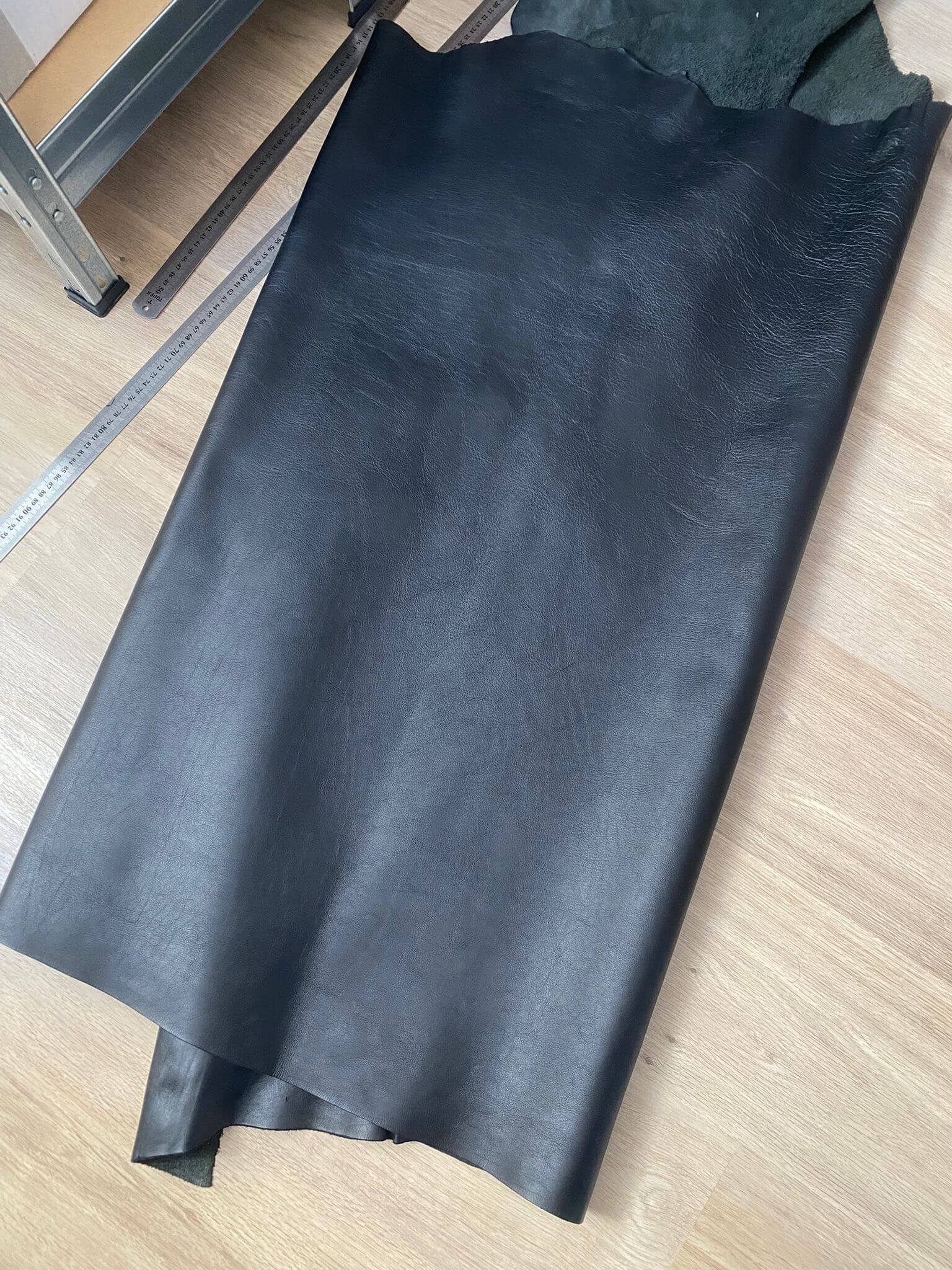 piele de vita culoarea neagra