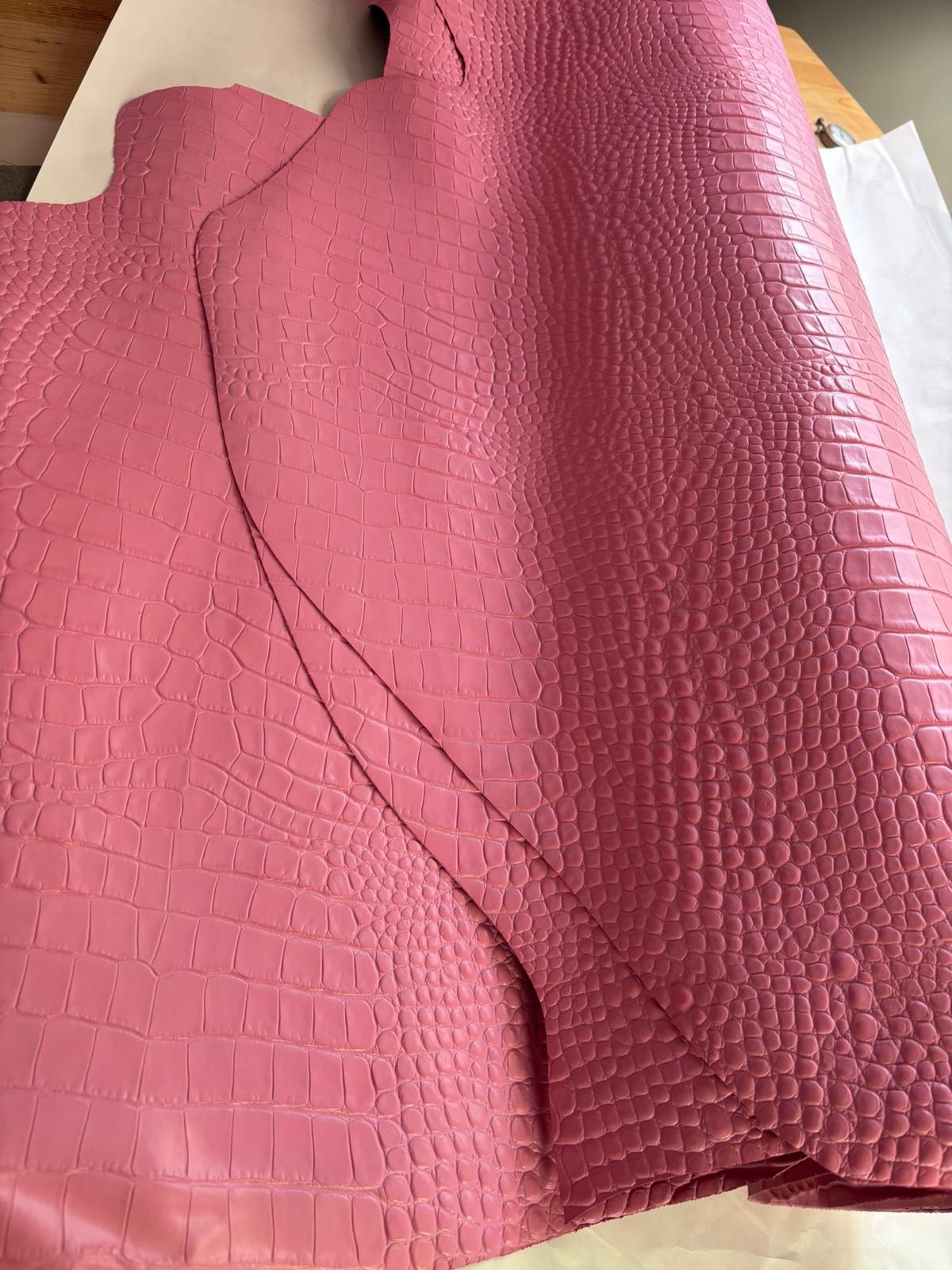Piele de vita cu print crocodil 0,8-1 mm, Culoarea Sweet Pik