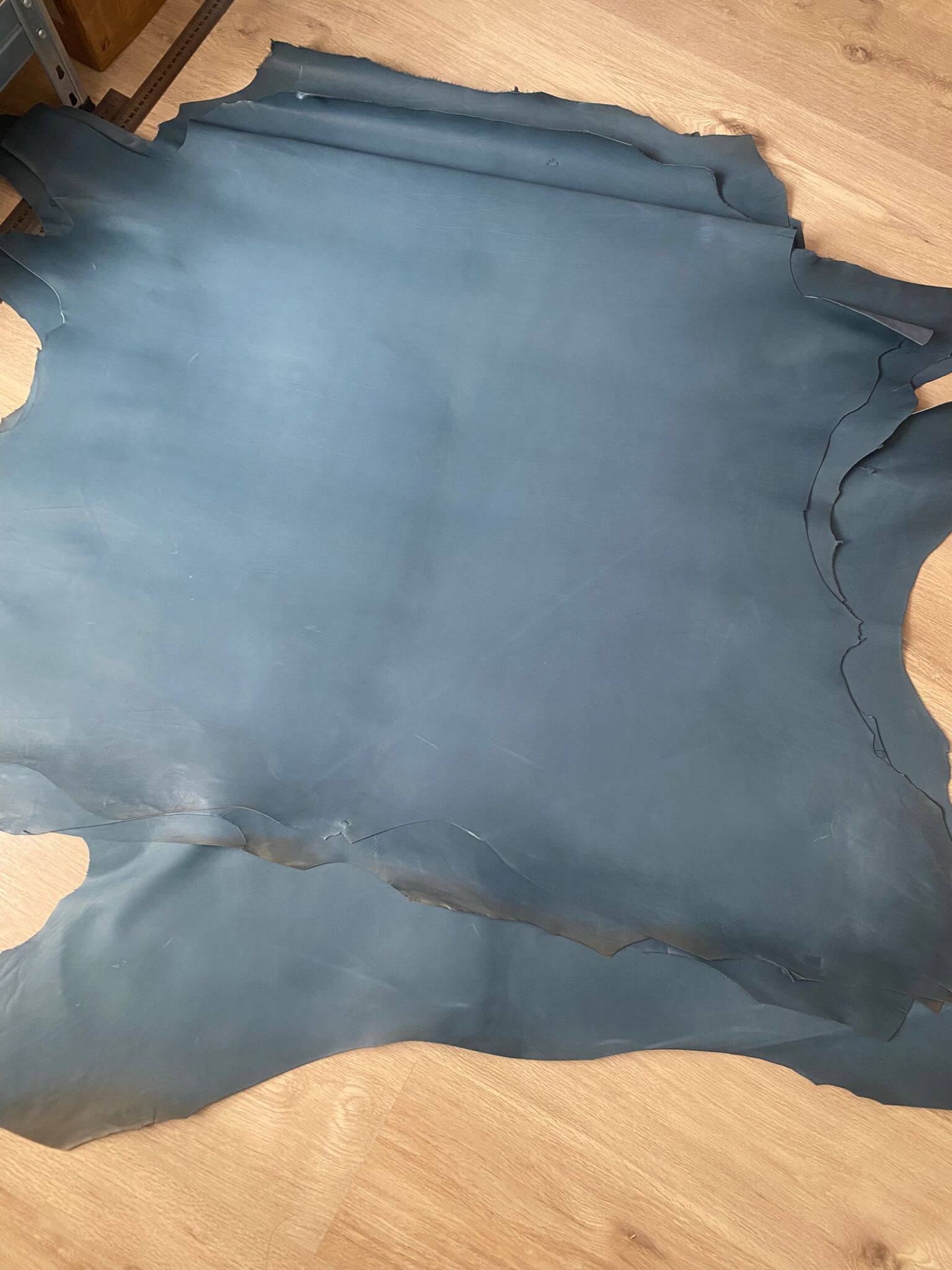 Piele de vitel tabacita vegetala culoarea albastra 1 mm